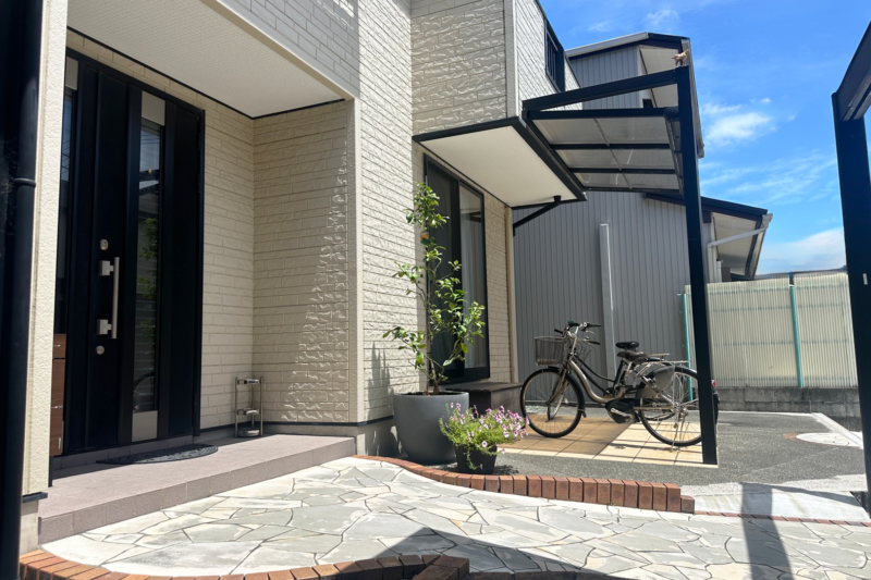 静岡市でカーポートをリフォームした施工事例。マグナスラウンド鉢に植えたレモンの木