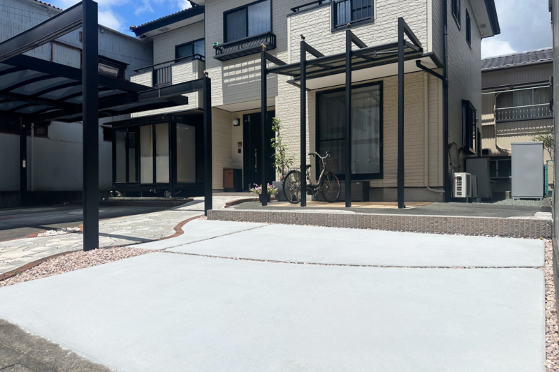 静岡市でカーポートをリフォームした施工事例。土間コンクリートで拡張された駐車スペース