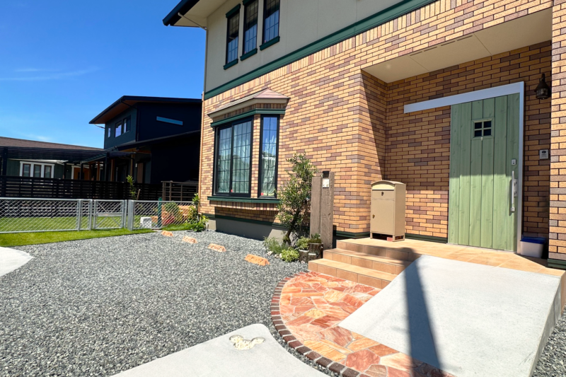 富士市新築外構アプローチ前に施工した隠れミッキー加工のコンクリートデザイン事例。