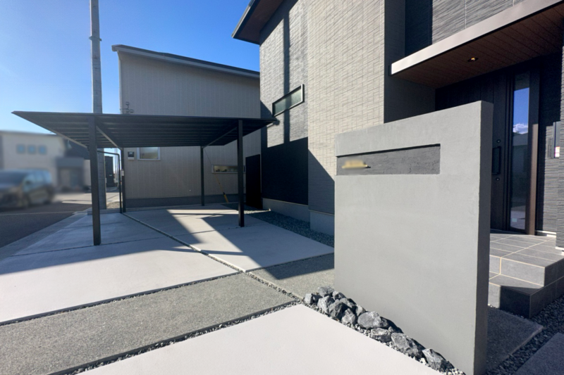 三協アルミのスクリーンフェンスとジョリパット仕上げのデザインウォールを採用した富士市I様邸の目隠し外構デザイン