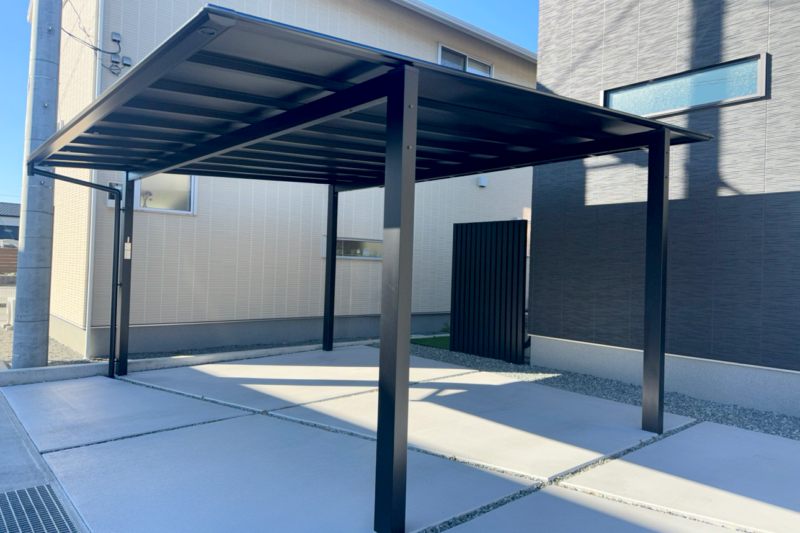 富士市の新築外構で採用した三協アルミ スカイリード ブラックポリカのスタイリッシュなカーポート