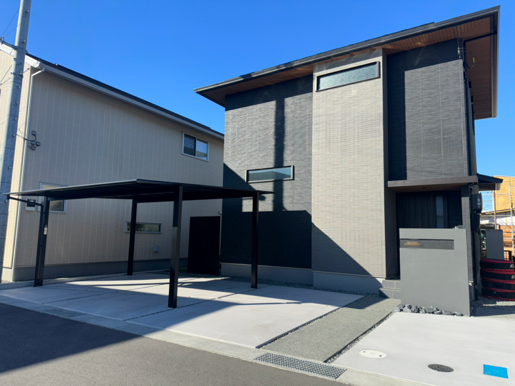 富士市I様邸のモダンで機能的な新築外構全景｜スカイリード・目隠しフェンス・デザインウォールを組み合わせた外構デザイン