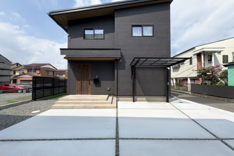 富士宮市U様邸の新築外構全景。駐車場とプライベートガーデンを両立させたシンプルな外構デザイン