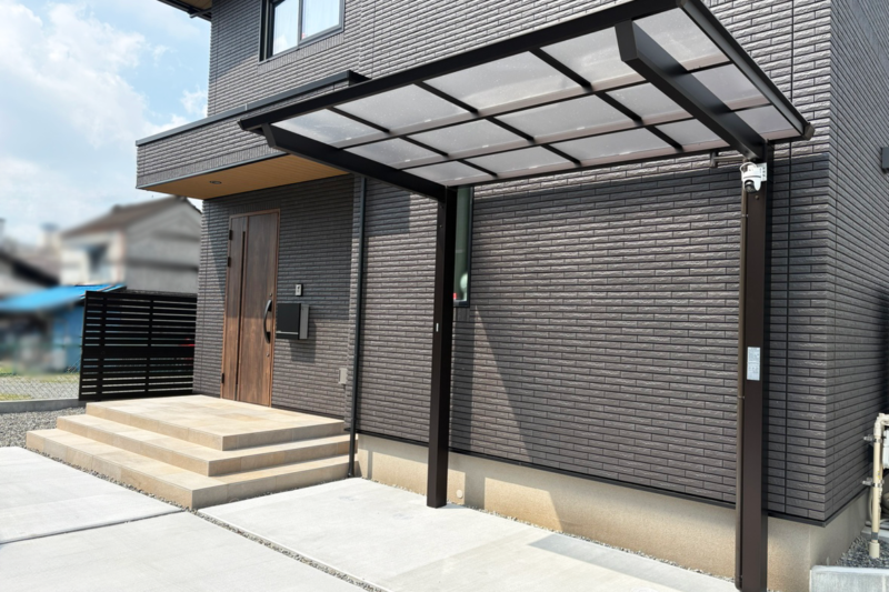 富士宮市U様邸の新築外構全景。駐車場とプライベートガーデンを両立させたシンプルな外構デザイン