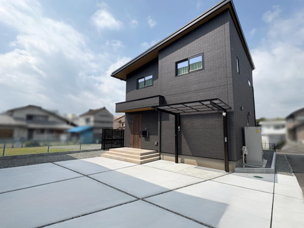 富士宮市U様邸の新築外構全景。駐車場とプライベートガーデンを両立させたシンプルな外構デザイン