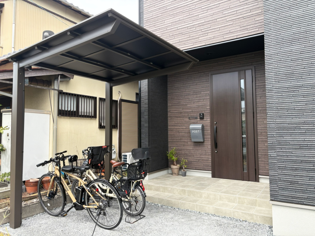 静岡市の新築外構事例。サイクルポートはネスカミニを採用しブラウンで邸宅になじむよう選定。