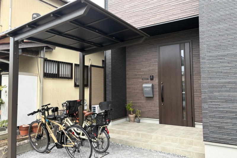 静岡市の新築外構事例。サイクルポートはネスカミニを採用しブラウンで邸宅になじむよう選定。