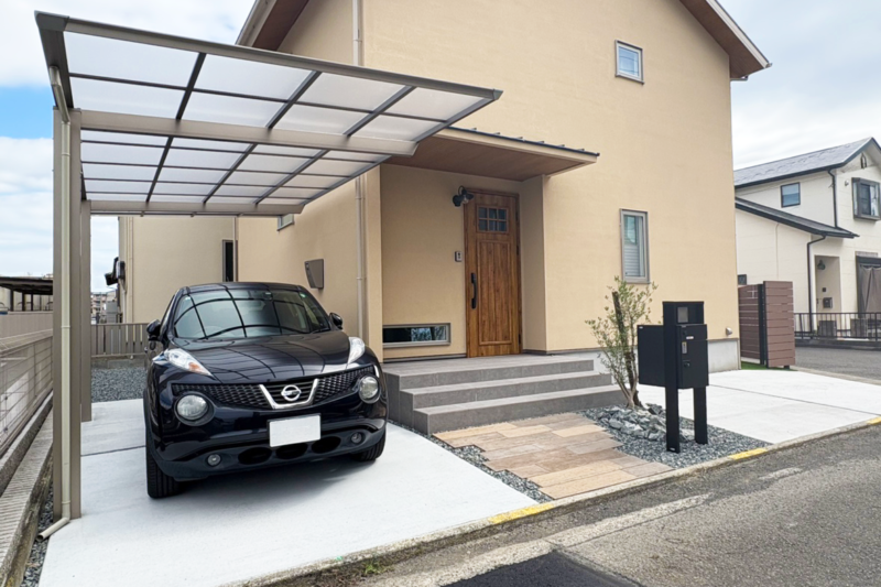 静岡市の新築外構で採用された三協アルミセルフィのカーポート。玄関まで雨に濡れない動線を確保した使いやすい外構デザイン