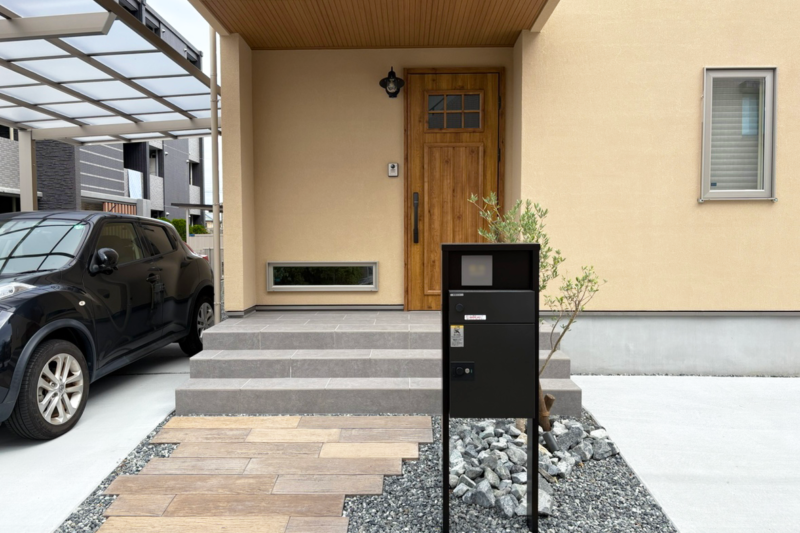 静岡市新築外構で採用したTOYOレイルスリーパーの枕木アプローチ。温かみのあるナチュラル外構デザインを演出