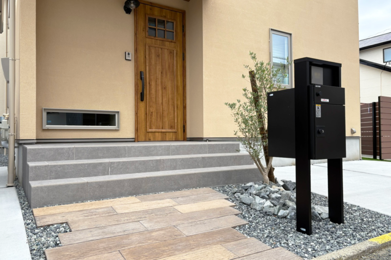 静岡市の新築外構で設置された機能門柱と宅配ボックス。生活動線に合わせて配置した使いやすい門まわりデザイン
