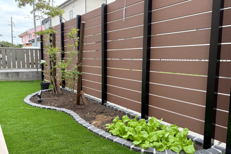 静岡市の新築外構で人工芝と黒みがけピンコロ石を組み合わせた家庭菜園スペース。子どもが遊べて使い勝手の良いナチュラルガーデン