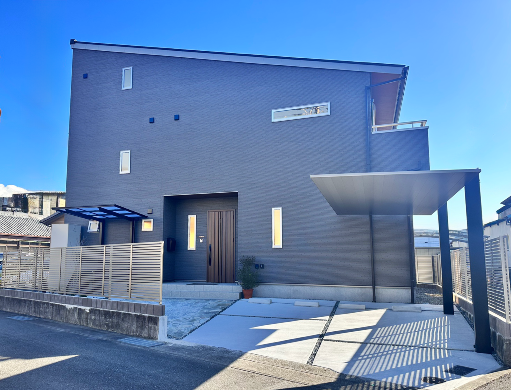 富士市の新築外構事例。カーポートSCとサイクルポートを取り入れた機能性とデザインを両立した外構。