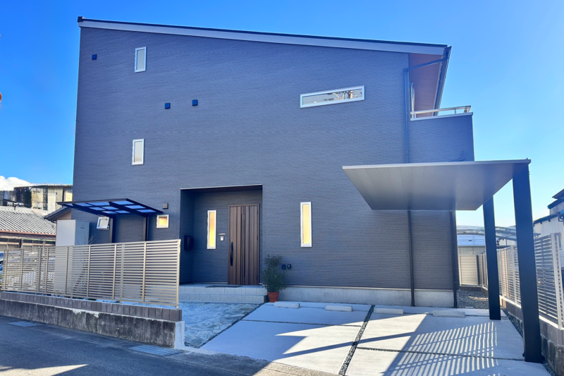 富士市の新築外構事例。カーポートSCとサイクルポートを取り入れた機能性とデザインを両立した外構。