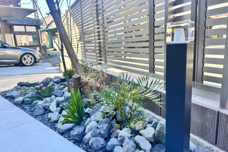 富士市の新築外構事例。カーポートSCとサイクルポートを取り入れた機能性とデザインを両立した外構。