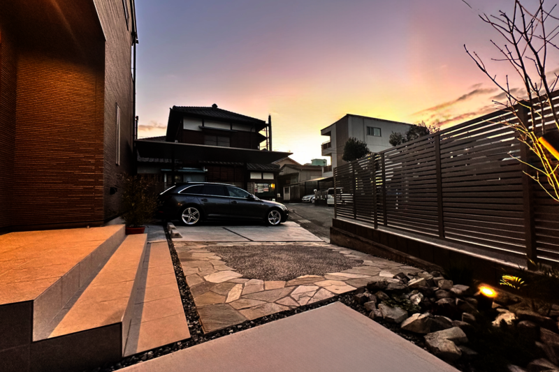 富士市の新築外構事例。カーポートSCとサイクルポートを取り入れた機能性とデザインを両立した外構。