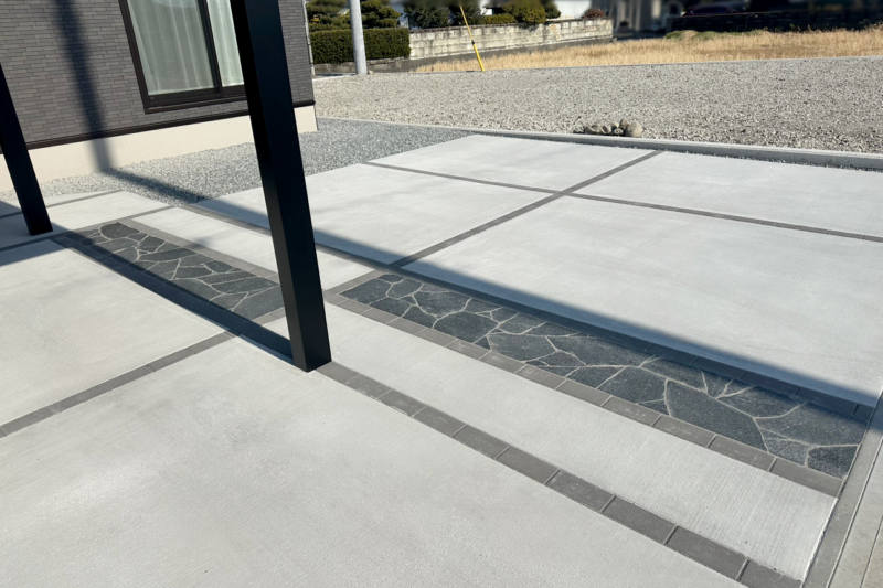 富士市 T様邸 外構 駐車スペース。レンガ調インターロッキングと乱形石アプローチを組み合わせたモダンデザイン