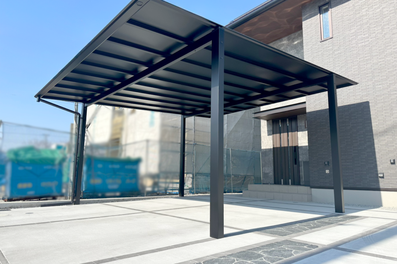 三協アルミ スカイリード ブラックポリカ カーポート設置例。雨でも濡れずに車に乗り降り可能な外構