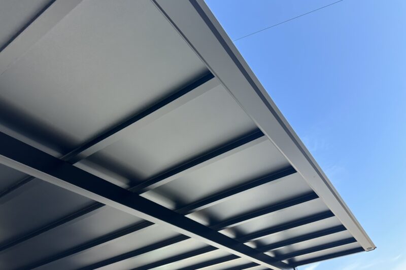 三協アルミ スカイリード ブラックポリカ カーポート設置例。雨でも濡れずに車に乗り降り可能な外構