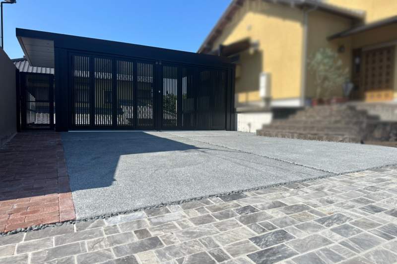 富士市で施工したLIXIL Gルーフカールーフとプレミエスゲートワイドを採用した上質なお庭リフォーム外構の全景