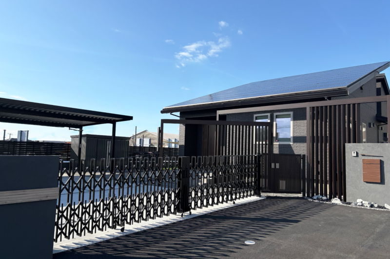 富士市の新築外構事例、ブラックとグレーで統一したモダン外構、愛犬と暮らす安心設計のクローズ外構