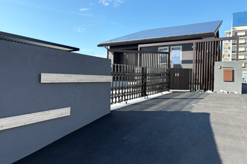 富士市の新築外構事例、ブラックとグレーで統一したモダン外構、愛犬と暮らす安心設計のクローズ外構