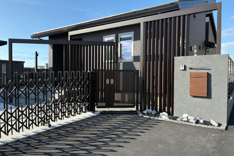 富士市新築外構のアプローチ、ブラックの乱形石とLIXILプラスG格子を使った上質でおしゃれな外構デザイン