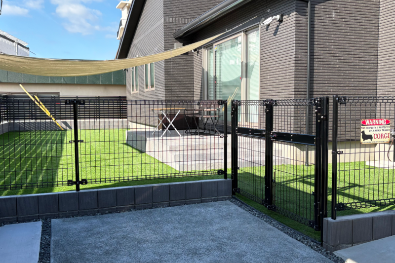 愛犬が安心して遊べる庭、35mm人工芝を敷いた富士市の新築外構ドッグラン