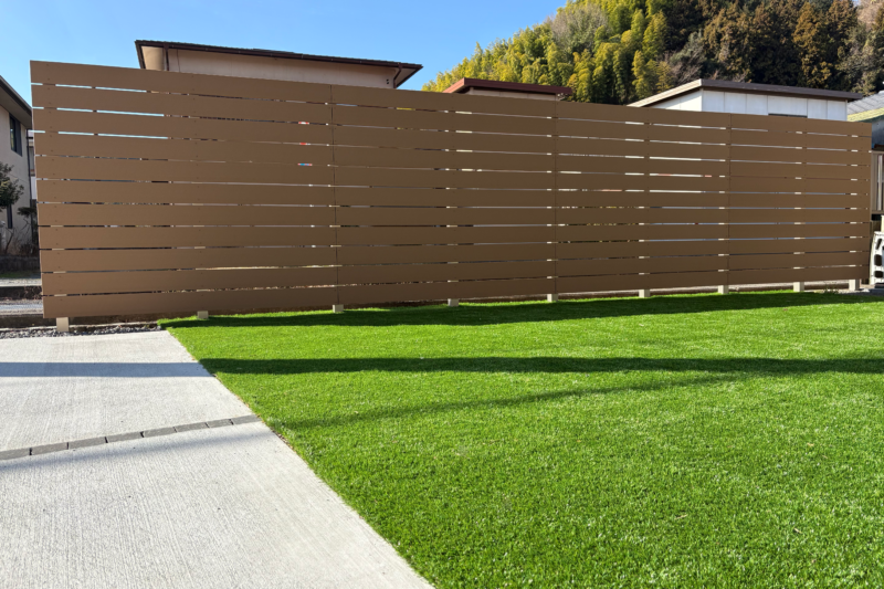 道路からの視線を防ぐエコモックフェンスH1800を設置した静岡市の新築外構 目隠し対策