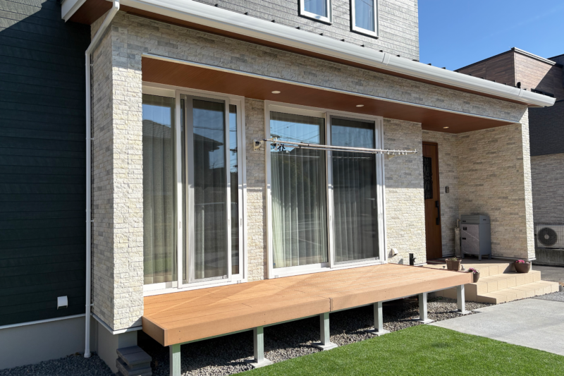 ナチュラル外構に合わせてフェンスとウッドデッキの色を統一した静岡市の新築外構施工事例