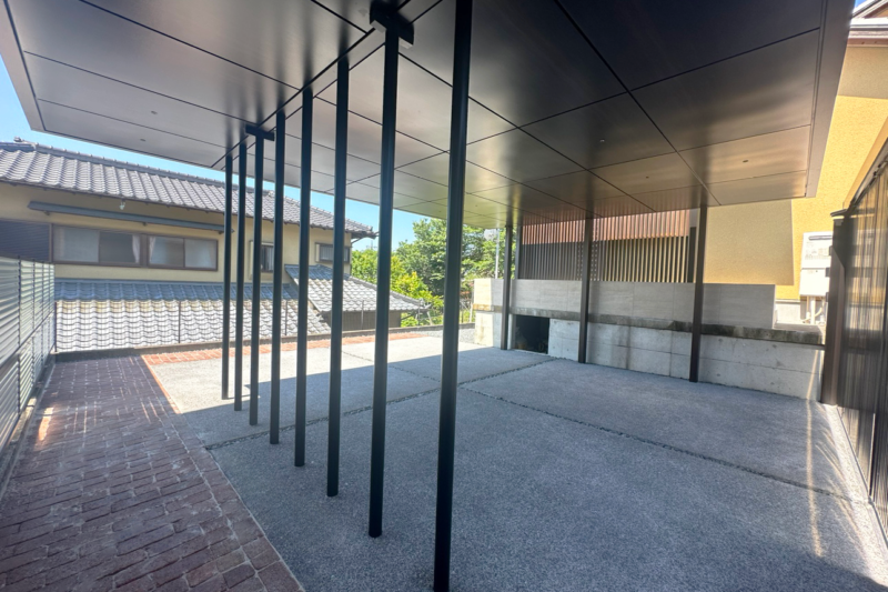 富士市で施工したLIXIL Gルーフカールーフとプレミエスゲートワイドを採用した上質なお庭リフォーム外構の全景