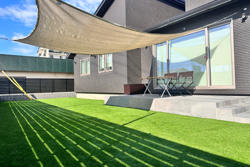 愛犬が安心して遊べる庭、35mm人工芝を敷いた富士市の新築外構ドッグラン